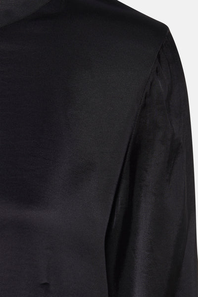 Zwarte blouse met korte mouwen van NAF NAF, gladde en reflecterende stof, naaddetail op de schouder.