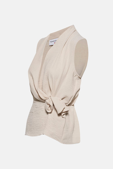 Beige strikblouse van NAF NAF, met een V-hals en een geplooide textuur.