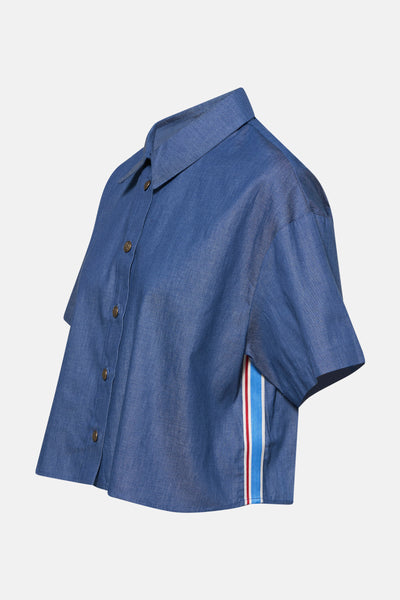 Middelblauwe spijkerblouse van NAF NAF met korte mouwen en contrasterende streep aan de zijkant.