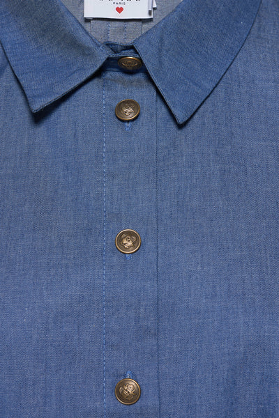 Chemisier en denim bleu moyen de NAF NAF, avec des boutons dorés.
