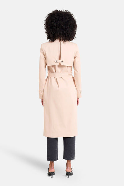 Lange beige jas van NAF NAF, van achteren gezien, met riem en details op de rug.