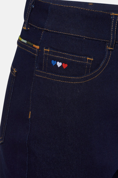 Jean bleu foncé en denim divers de NAF NAF avec trois petits cœurs brodés sur la poche.