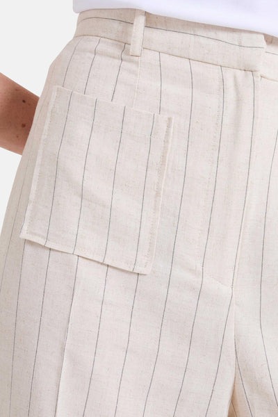 Pantalon beige à rayures, by NAF NAF, avec une poche carrée sur le côté.