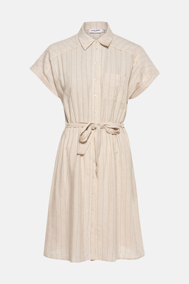 Beige gestreepte jurk van NAF NAF, met een strikceintuur in de taille, overhemdmodel en korte mouwen.