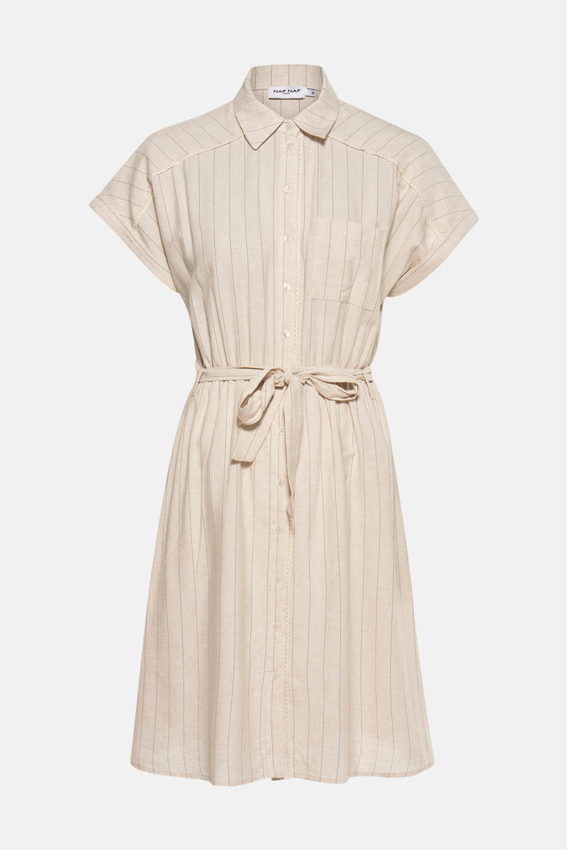 Beige gestreepte jurk van NAF NAF, met een strikceintuur in de taille, overhemdmodel en korte mouwen.