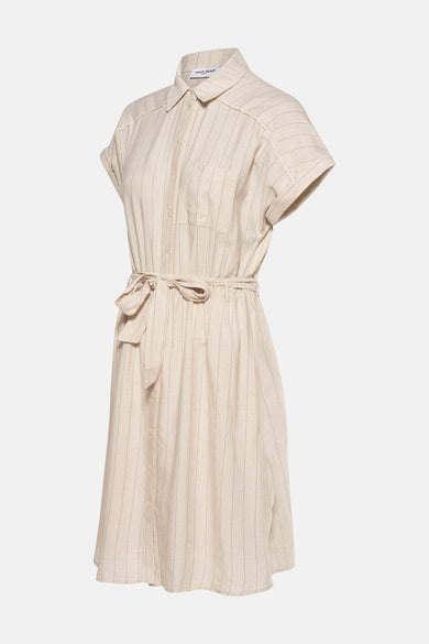 Beige gestreepte jurk van NAF NAF, met een strikceintuur in de taille en een knoopsluiting.