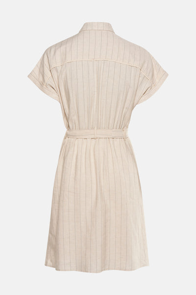 Beige gestreepte jurk van NAF NAF, met ceintuur in de taille en korte mouwen.