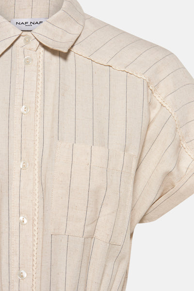 Beige gestreepte jurk van NAF NAF met borstzak en parelmoeren knopen.
