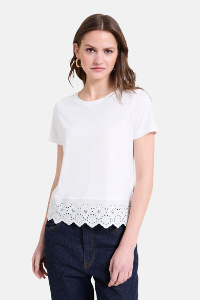 Ecru top met korte mouwen van NAF NAF met broderie anglaise detail aan de onderkant.