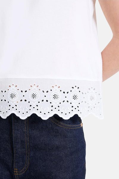 Top uni écru à manches courtes de NAF NAF avec détail de broderie anglaise sur le bas.

