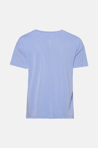 T-shirt bleu à manches courtes de NAF NAF, coupe décontractée, sur fond uni.