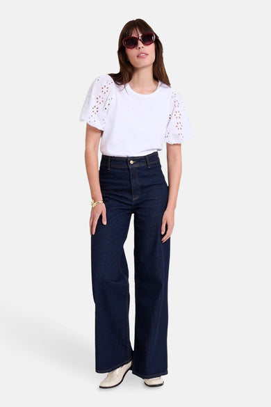 Blouse blanche à manches courtes de NAF NAF, avec manches bouffantes brodées.