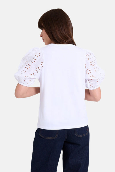 Wit blouse met korte mouwen van NAF NAF, geborduurde pofmouwen.