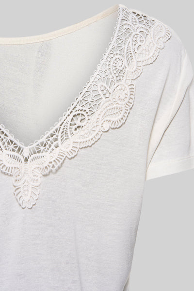 Ecru T-shirt met korte mouwen van NAF NAF, met opengeknoopt kanten hals, close-up.