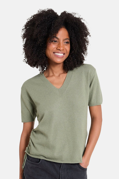 Kaki-pull en maille fine van NAF NAF, met een V-kol en een knoopslag aan de kant.