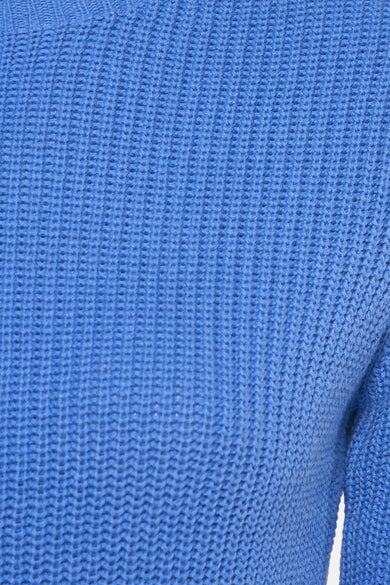 Ronde hals trui van NAF NAF in het blauw, met getextureerd kabelsteekbreisel, detail op de mouw.