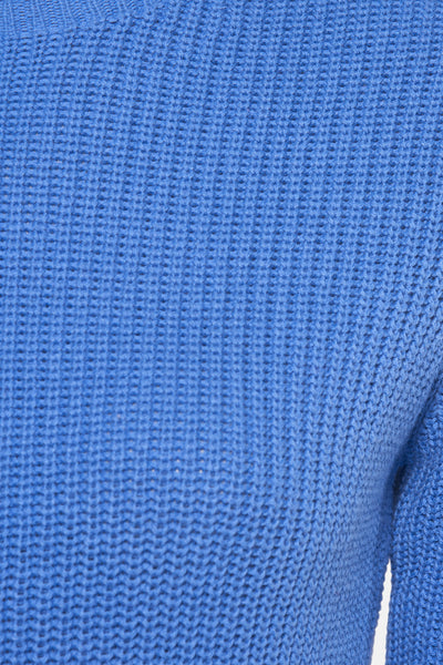 Ronde hals trui van NAF NAF in het blauw, met getextureerd kabelsteekbreisel, detail op de mouw.