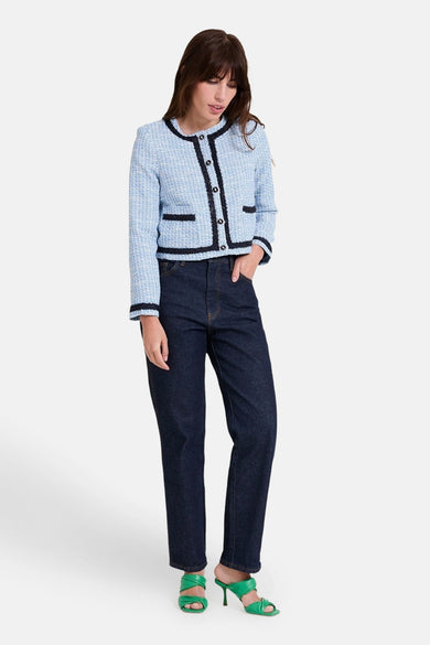 Blauwe tweed blazer van NAF NAF, met een zwarte bies en gedragen met een spijkerbroek.