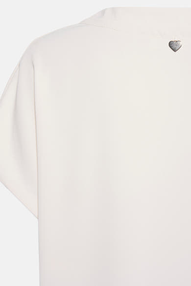 Beige blouse met korte mouwen van AMELIE ET AMELIE met een klein metalen hartje op de rug.