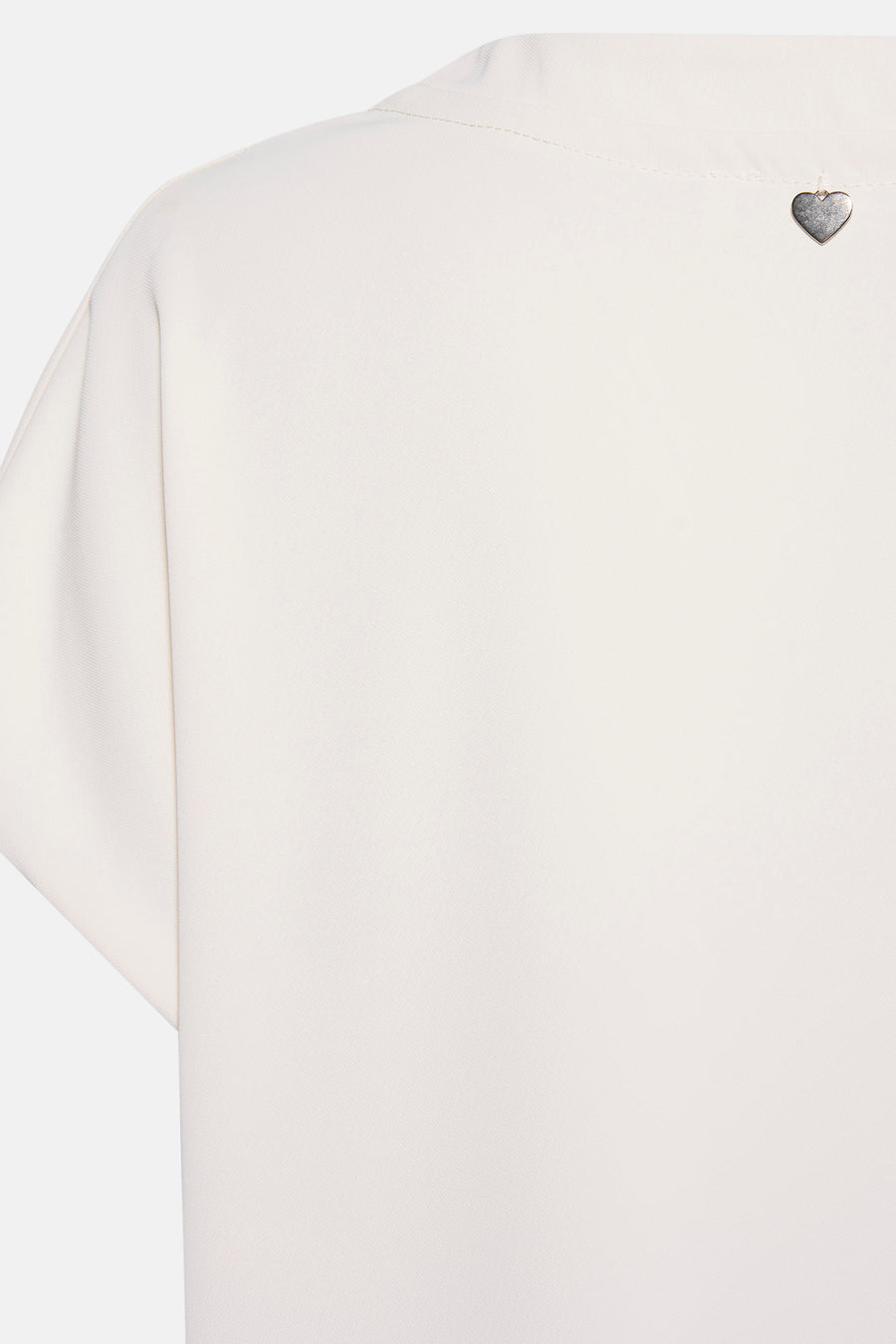 Beige blouse met korte mouwen van AMELIE ET AMELIE met een klein metalen hartje op de rug.