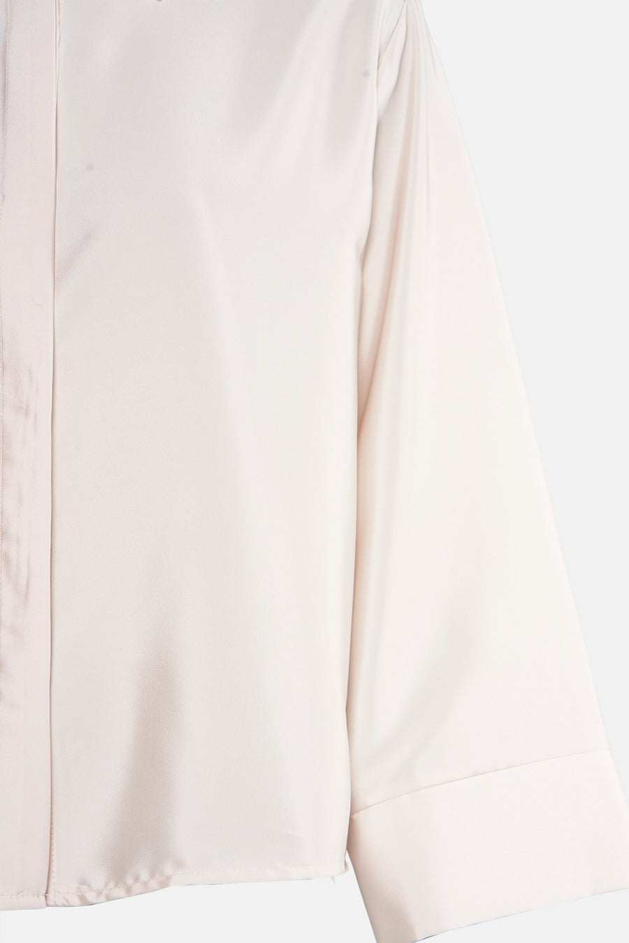 Blouse à manches longues écru de AMELIE ET AMELIE, en satin, avec une coupe ample et des manches kimono.
