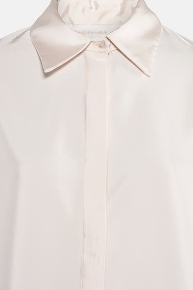 Ecru blouse met lange mouwen van AMÉLIE ET AMÉLIE, detail van de kraag en de knoopsluiting.