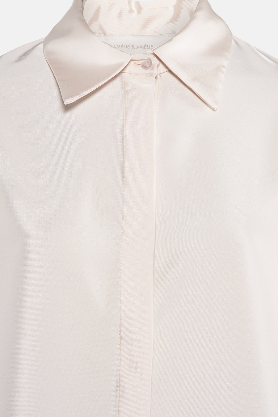 Ecru blouse met lange mouwen van AMÉLIE ET AMÉLIE, detail van de kraag en de knoopsluiting.