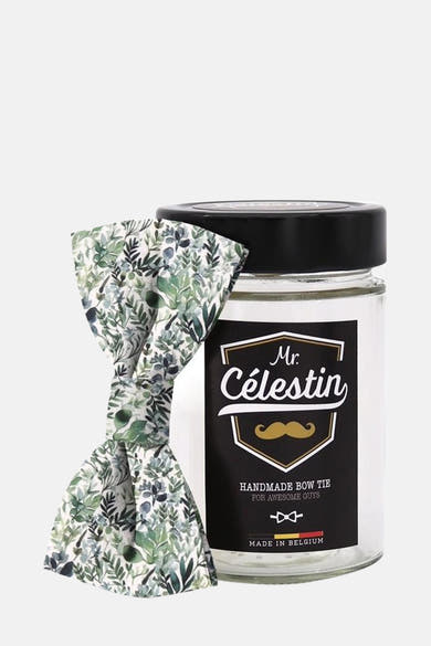 Nœud papillon vert à motifs feuillage de Mr. Célestin, présenté dans un bocal en verre.
