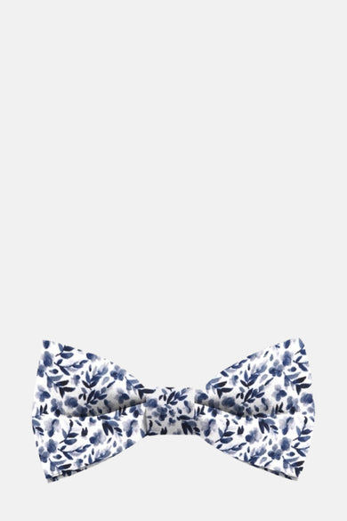 Nœud papillon bleu de MR. CELESTIN, motif floral bleu marine sur fond blanc.