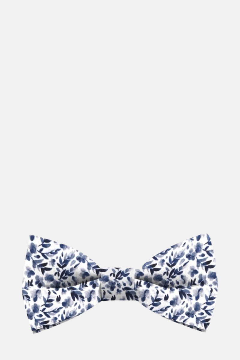 Nœud papillon bleu de MR. CELESTIN, motif floral bleu marine sur fond blanc.