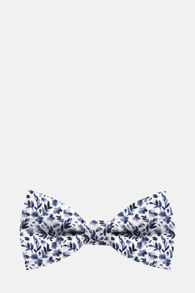 Nœud papillon bleu de MR. CELESTIN, imprimé avec motif floral bleu marine et petites feuilles.
