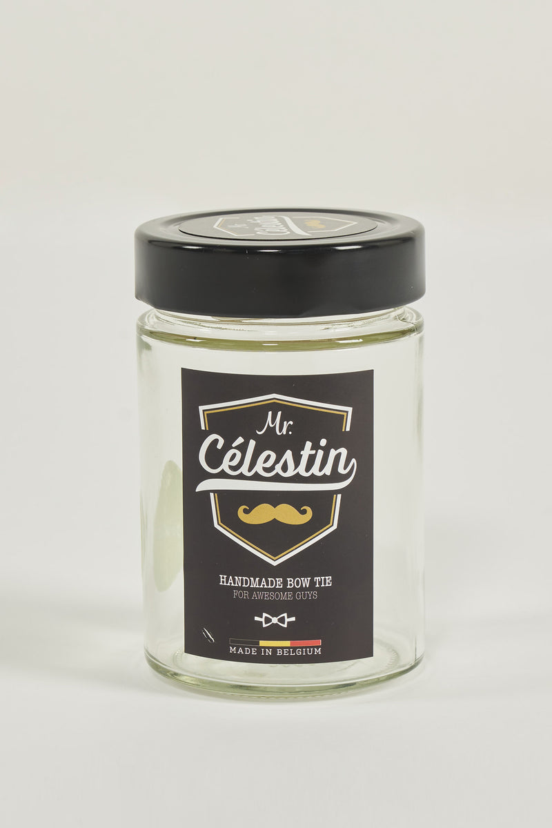 Nœud papillon multicolore de MR. CELESTIN, visible dans un pot en verre avec couvercle noir et étiquette.