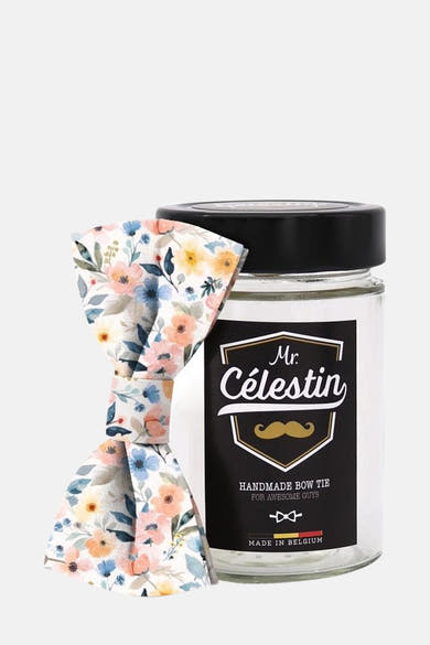 Multikleurige vlinderdas van Mr. Celestin met delicaat bloemenpatroon, gepresenteerd in een glazen pot met zwart deksel.