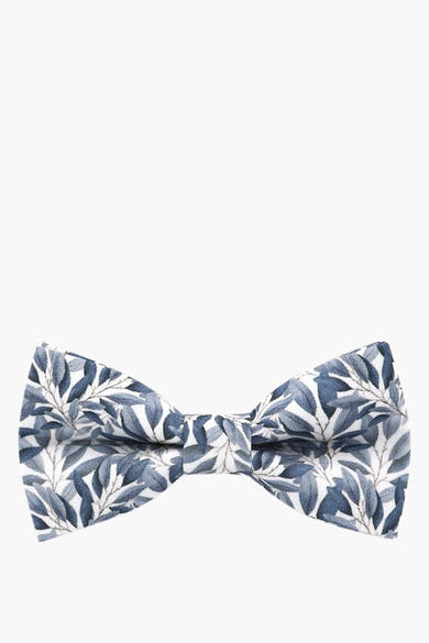Nœud papillon bleu de MR. CELESTIN, avec motif à feuilles bleues et grises sur fond blanc.