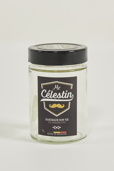 Nœud papillon bleu van Mr. Célestin, présenté dans un bocal en verre transparent avec couvercle noir.
