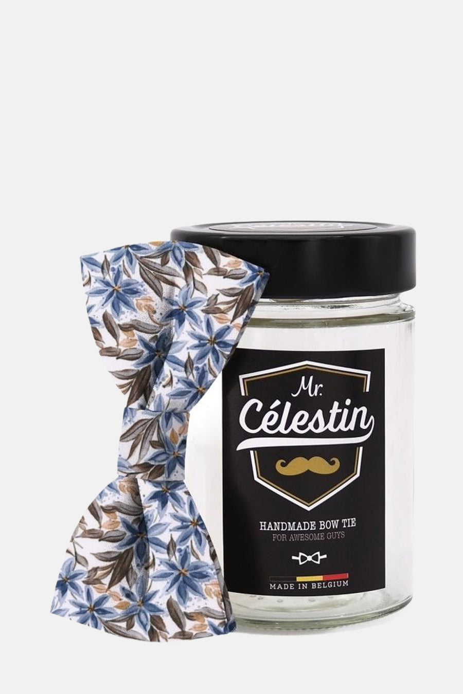 Multikleurige vlinderdas van Mr. Celestin met blauw en bruin bloemenpatroon, gepresenteerd op zijn pot.