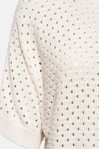 Pull écru de Zabaione, en maille ajourée, avec une texture tricotée et une coupe décontractée.