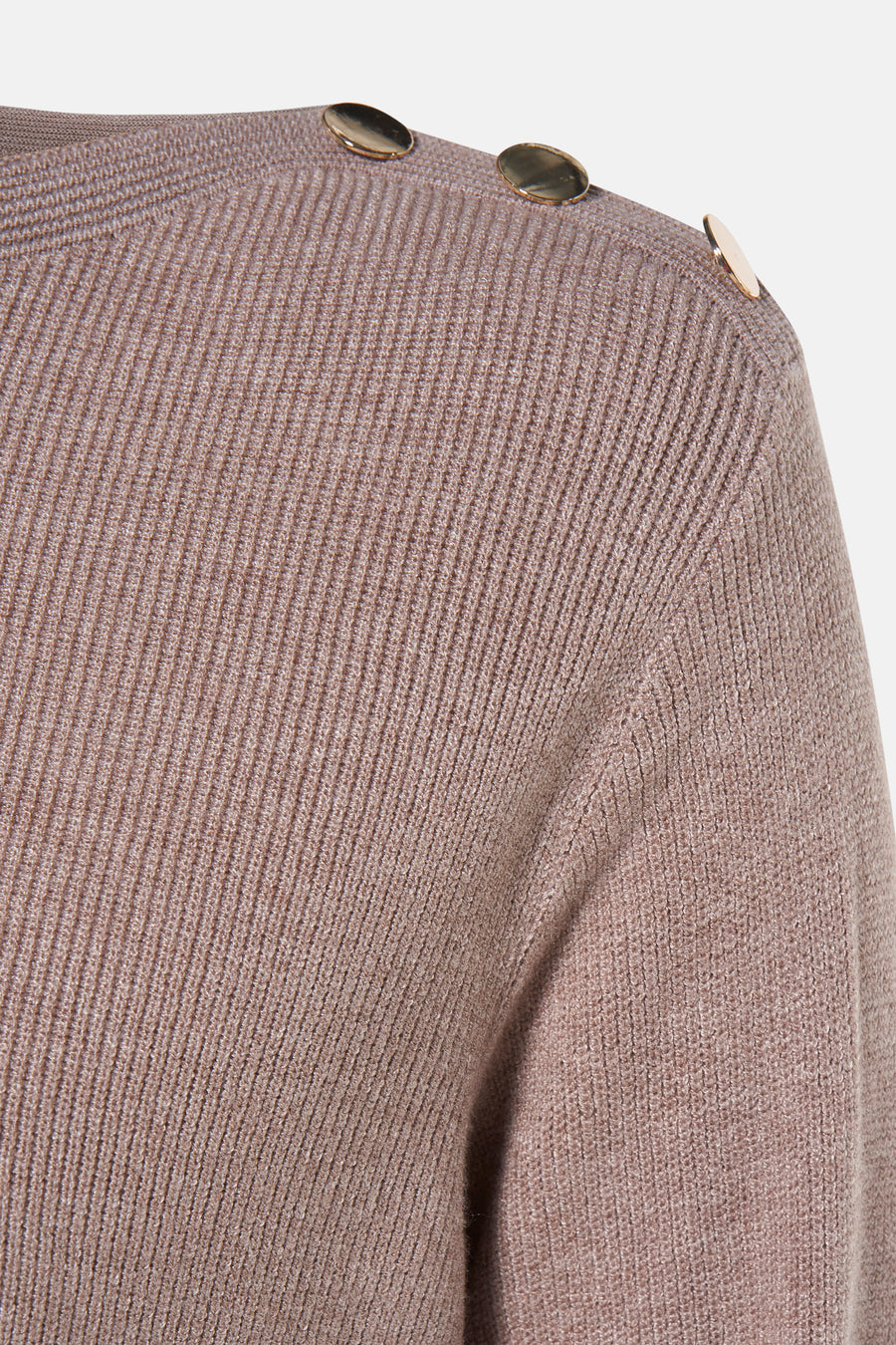 Pull à col rond beige de Zabaione, en tricot côtelé avec boutons dorés décoratifs sur l'épaule.