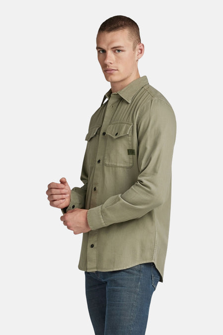 Chemise à manches longues verte de G-Star RAW, avec poches poitrine à rabat et boutons foncés, portée avec un jean.