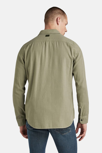Chemise à manches longues verte de G-Star RAW, vue de dos, portée avec un jean bleu.