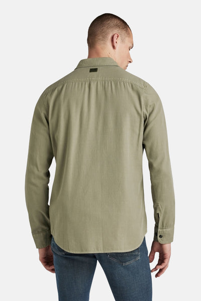 Chemise à manches longues verte de G-Star RAW, vue de dos, portée avec un jean bleu.