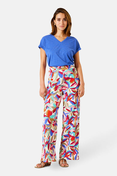 T-shirt bleu à manches courtes de GARCIA, porté avec un pantalon à motif floral coloré.
