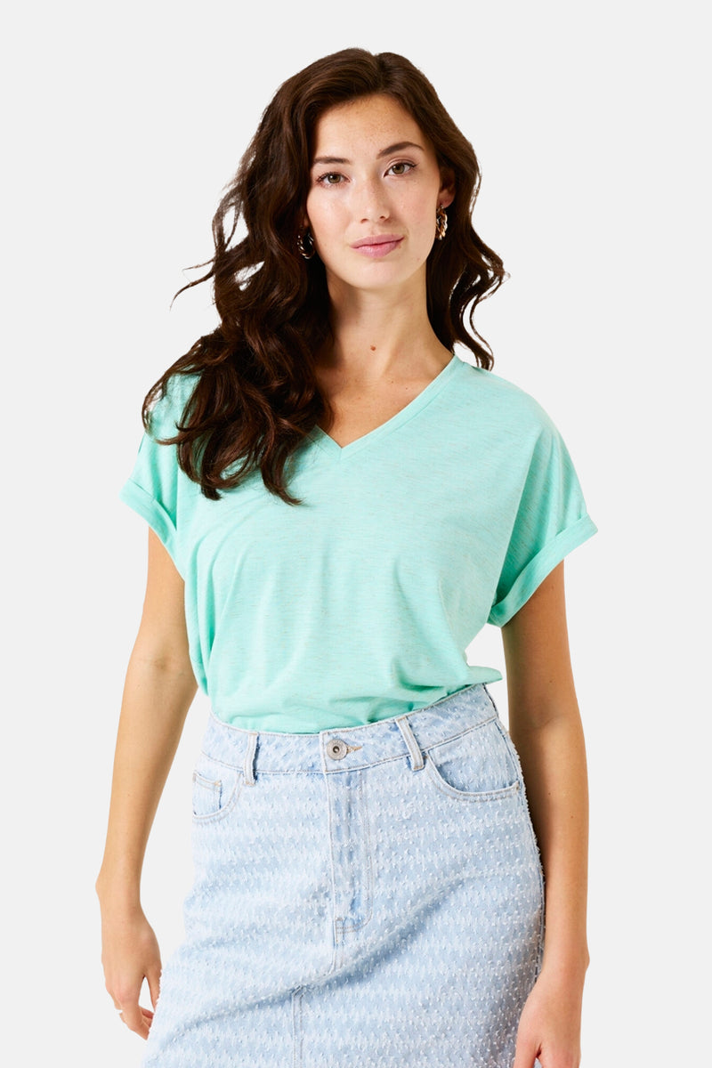 T-shirt turquoise à manches courtes de GARCIA, porté avec une jupe en jean texturée.