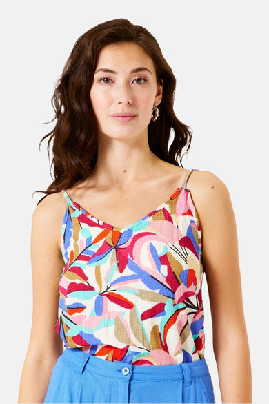 GARCIA meerkleurig topje met spaghettibandjes, bloemenprint en gedragen met een blauwe broek.