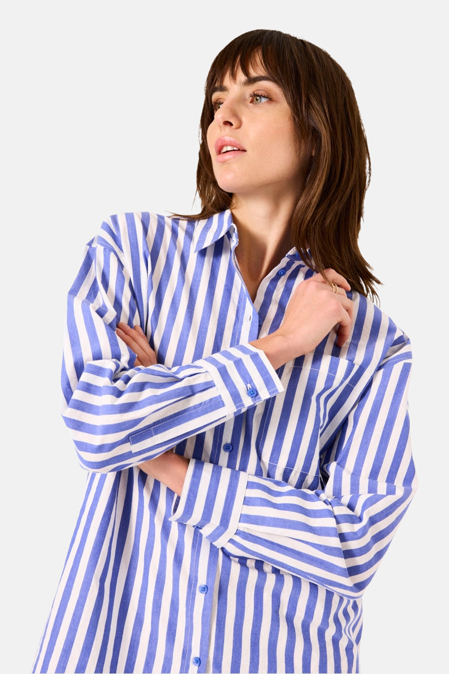 Chemise à manches longues bleue et blanche rayée, de GARCIA, avec les manches longues et les boutons.
