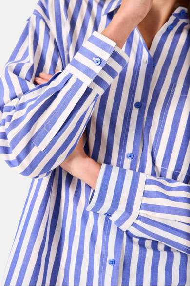 Blouse met lange mouwen blauw van GARCIA, witte en blauwe verticale strepen, bijpassende knopen.
