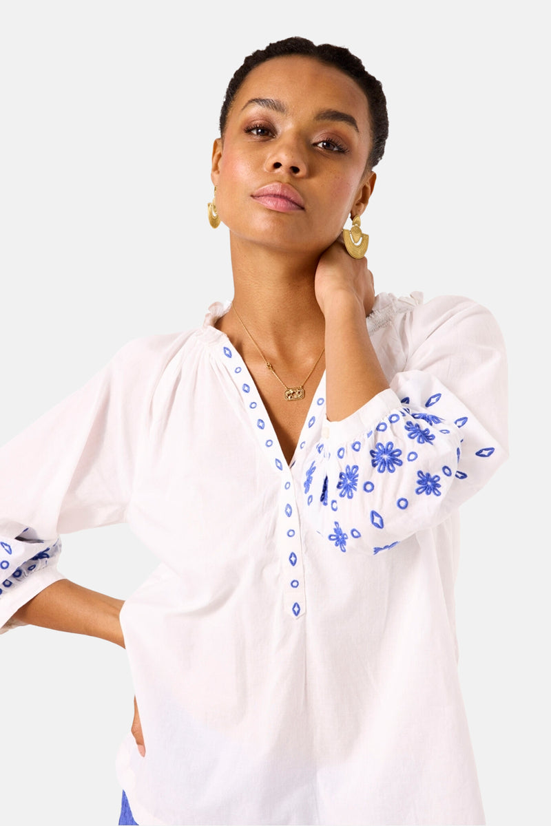 Wit GARCIA-blouse met lange mouwen, blauwe bloemenborduursels en een gerimpelde kraag.