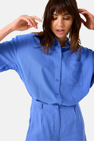Chemise à manches courtes bleue de GARCIA, avec poche poitrine et manches courtes.