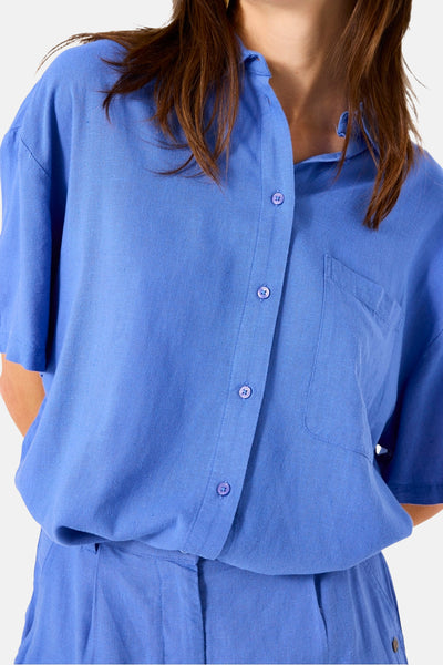 Blauw overhemd met korte mouwen van GARCIA, met borstzak en knoopsluiting.
