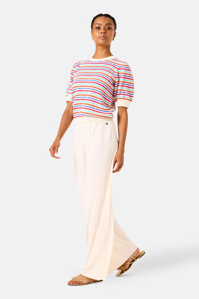 Multikleuren rondehals trui van GARCIA, met horizontale strepen, gedragen met een vloeiende geplooide broek en platte sandalen.